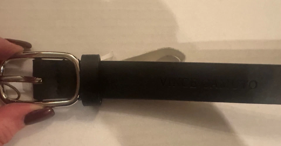 Cinturón para mujer Vince Camuto, pequeño: 1”W x 27,5”L, hebilla plateada, logotipo en relieve nuevo con etiquetas Foto 3 de 4