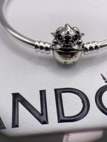 Pandora Moments Disney Stitch Biting Clasp Bangle - 16cm with box - Picture 2 of 4