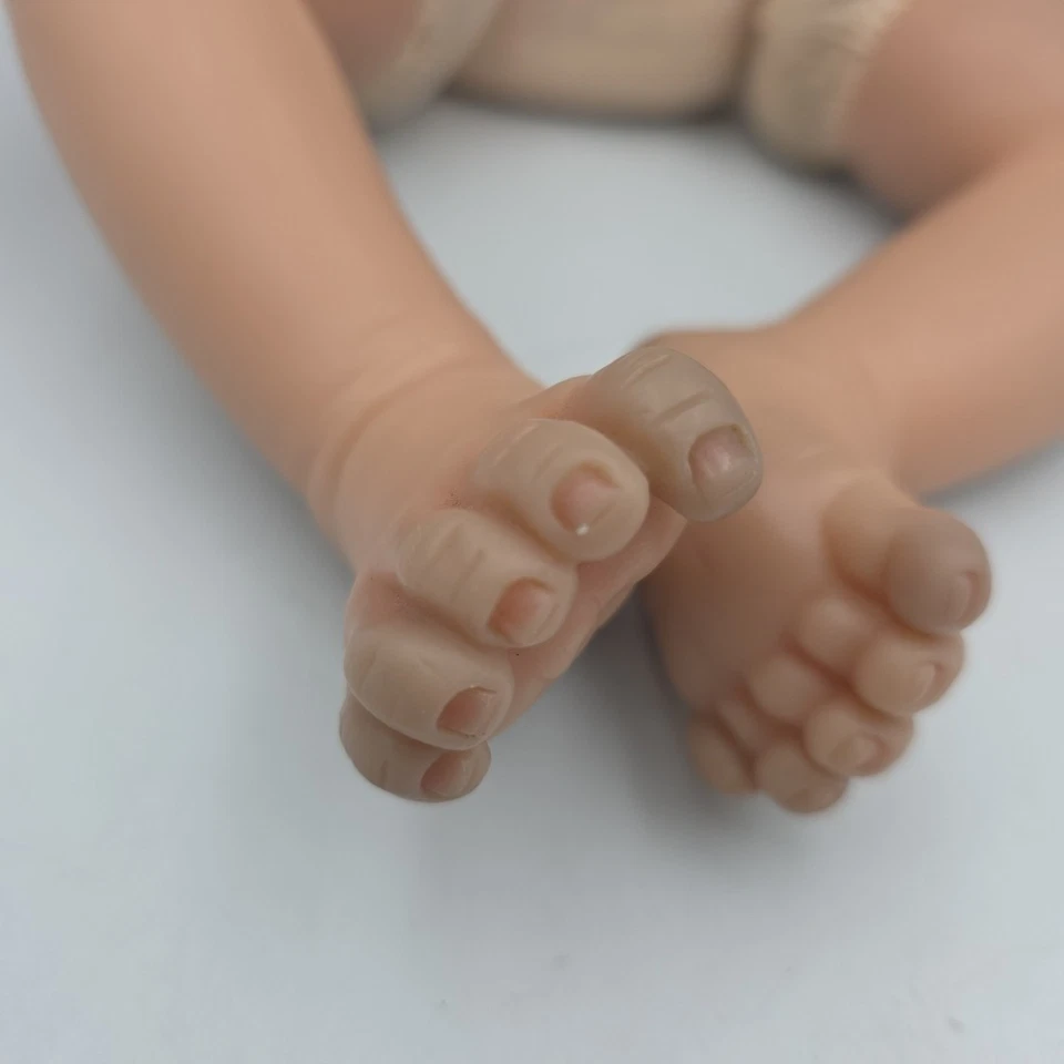 Muñeca bebé de silicona con cuerpo de tela Reborn de Linda Murray ADG Ashton Drake  Foto 4 de 4