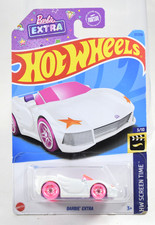 Hot Wheels Screen Time White Barbie Extra 3/10 2023 1/64