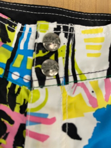 Pantalones Cortos Quiksilver Botón a Presión Mosca Graffiti Estampado Talla 38 Pintura de Guerra - Imagen 4 de 8