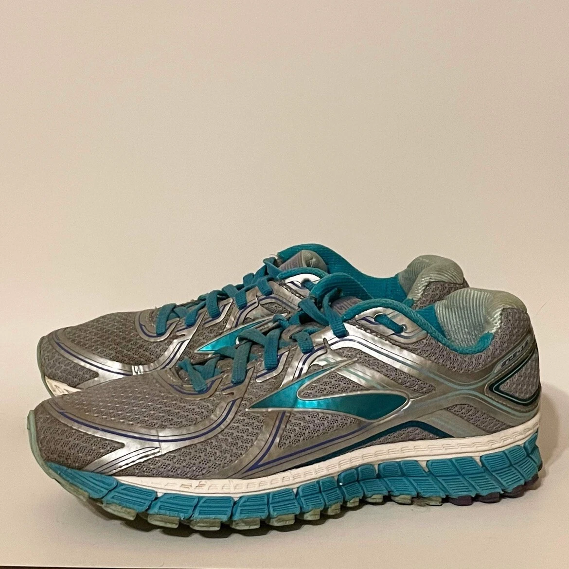 Brooks Adrenaline GTS 16 Women s Size 9 US Running Shoes Sixteenth Edition