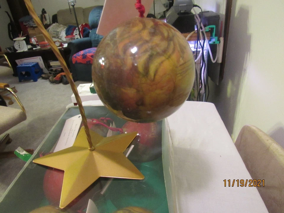 MARSHALL FIELD'S - DAYTON'S HUDSON'S 6 Paper Mache Ball 1990 ORNAMENT With TAG - Image 3 of 4