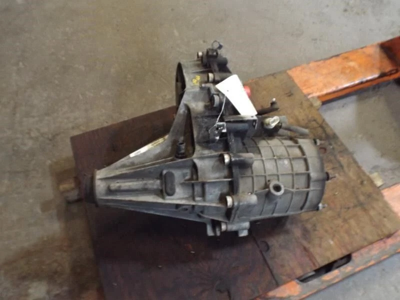 99-06 Chevy Silverado 1500 Transfer Case Assembly with Floor Shift Automatic OEM - Image 2 of 3
