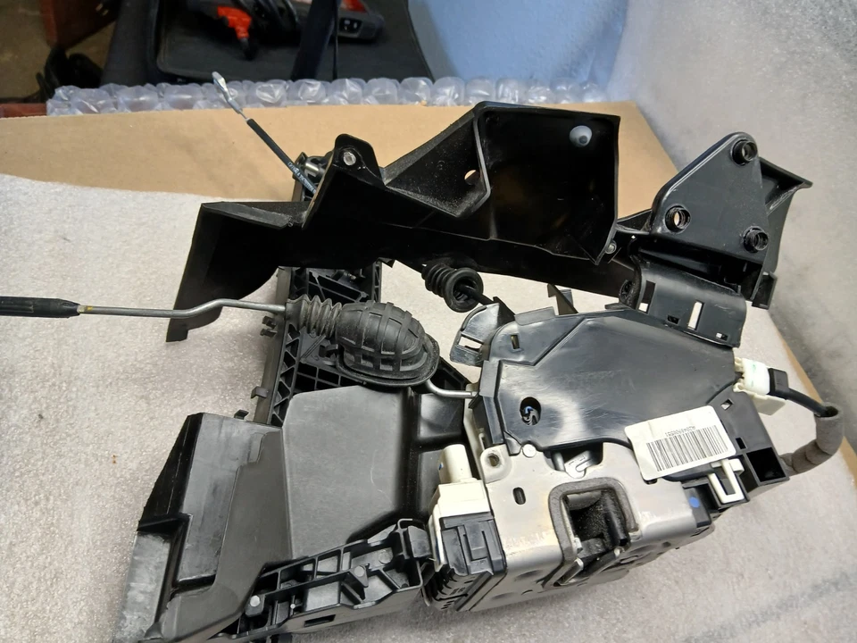 Оригинальный замок передней левой двери A2047230908 — 08–14 Mercedes C300 C350 W204 - Изображение 4 из 4