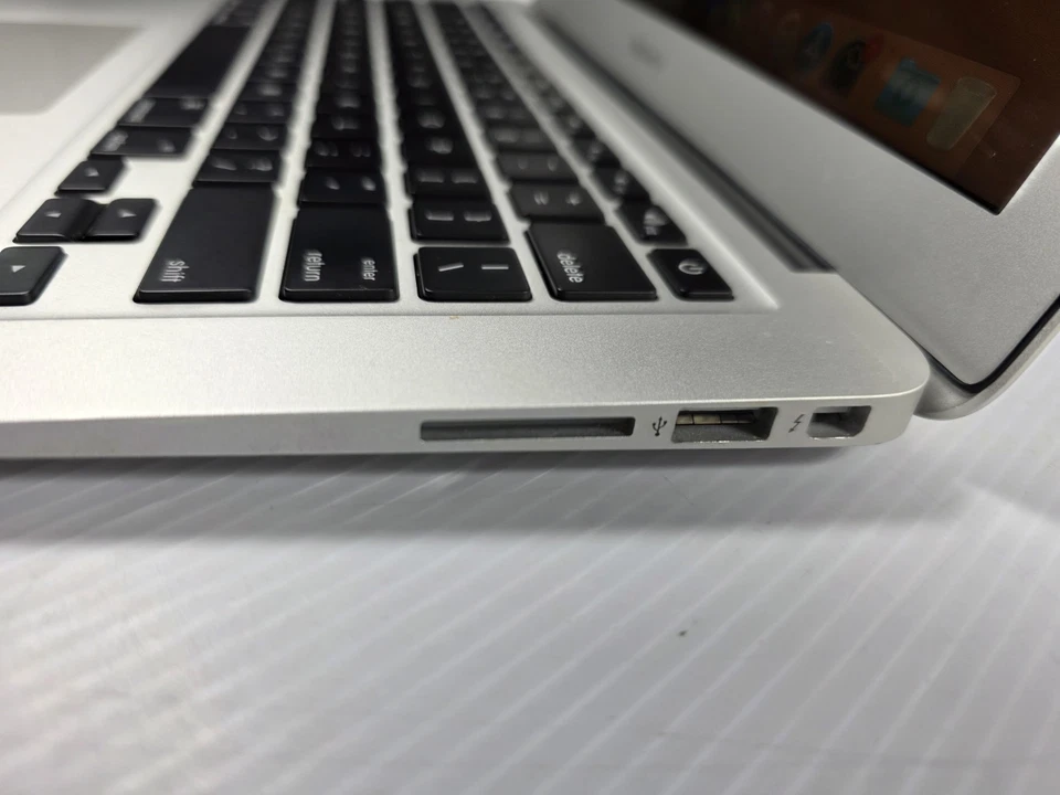 Apple MacBook Air A1466 13" Plateado, Principios de 2015, I5 1.6GHz, 8GB RAM, 256GB SSD Foto 4 de 4