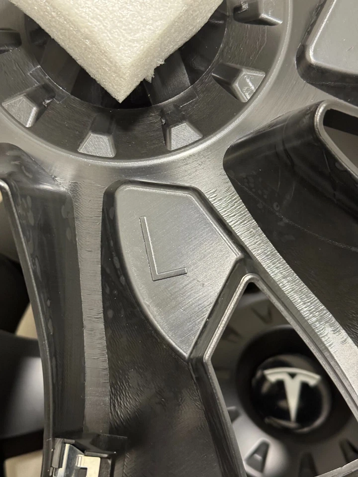 4 copri cerchi Uberturbine neri opachi con logo bianco  L+R - Tesla Model 3 18" - Bild 3 von 4