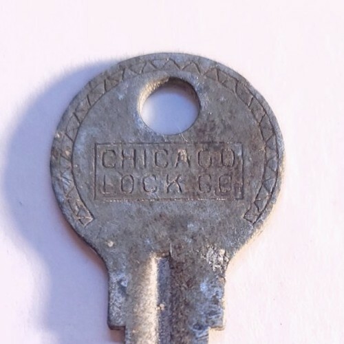 Vintage (1943 possibly) Chicago Lock Company, No. 25X White Metal Key - Picture 4 of 5