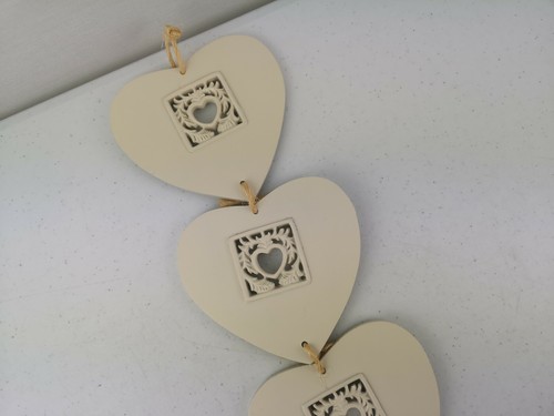 Decorazione Targa da Appendere a Parete Cuori in Legno Ritagliati - Bianco Off - 54 cm - Ottime Condizioni - Foto 2 di 6
