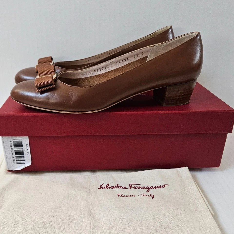 Zapatos de salón Salvatore Ferragamo para mujer 8,5 B cuero marrón tostado Vara con lazo Foto 2 de 4