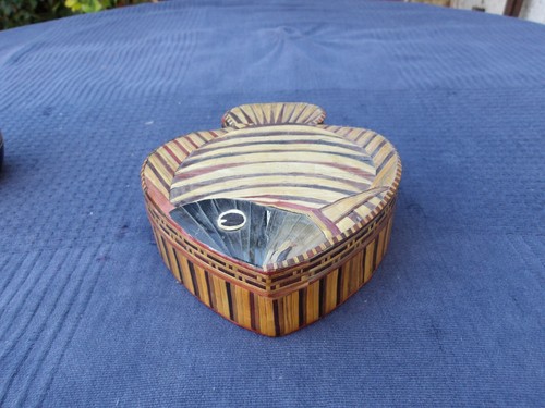 Zwei alte orientalische Aufbewahrungsboxen in Fischform - 1 lackiert & 1 Strohhalm bedeckt - Bild 12 von 22