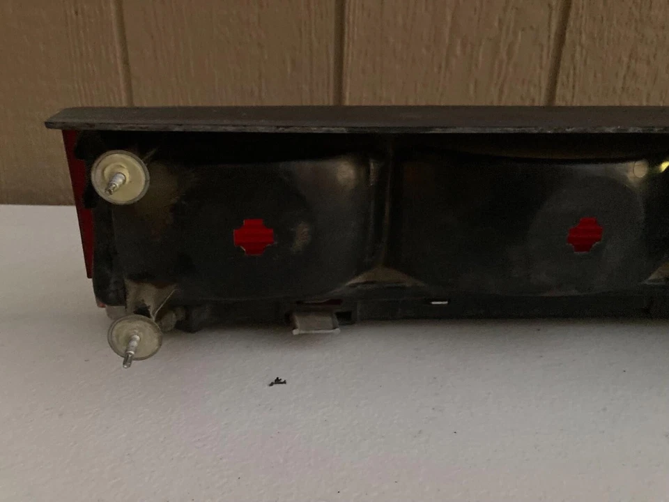 Luz trasera Buick Roadmaster 1991-1996 (lado del conductor) Foto 4 de 4