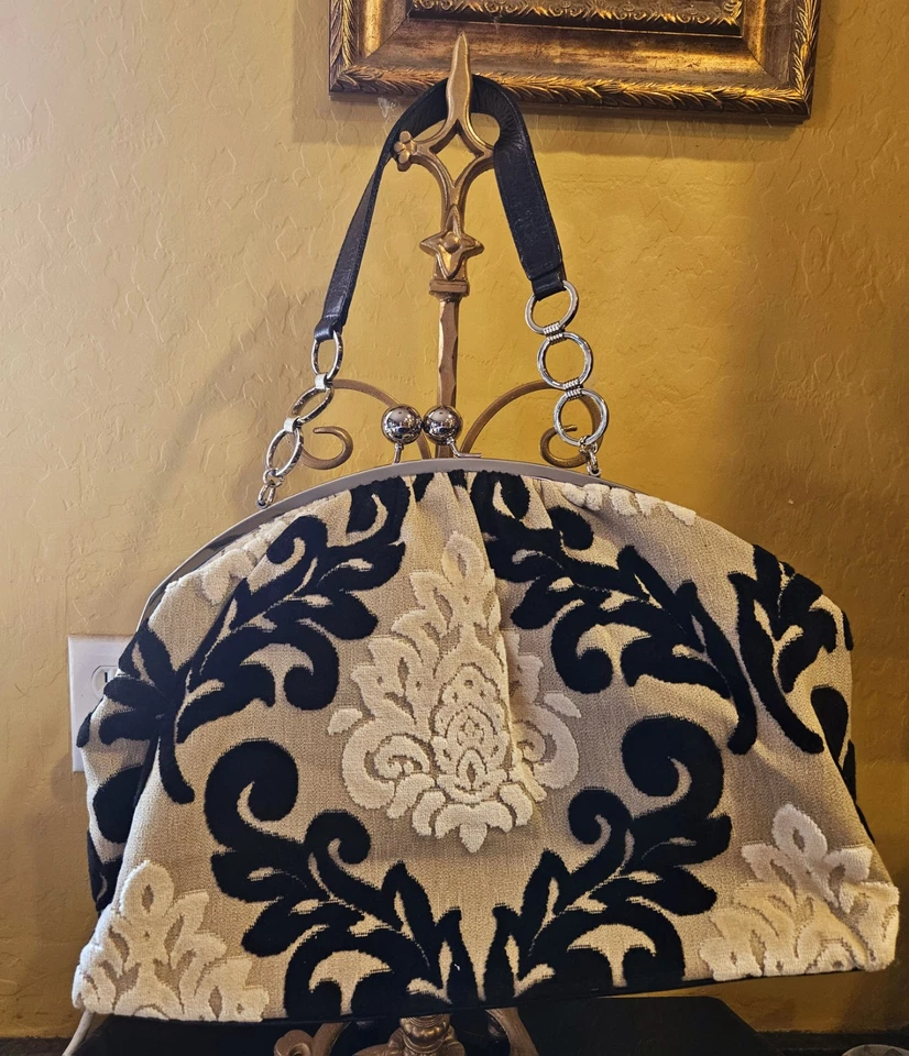 Impresionante Bolso de Hombro Glenda Gies Chenille Negro y Crema  Foto 2 de 4