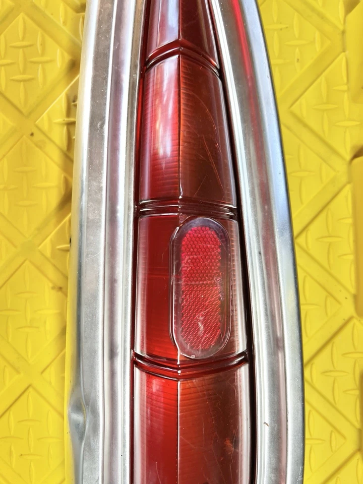 Chevy Impala 1959/Belair/Biscayne luz trasera OEM lente moldura pasajero derecho Foto 3 de 4
