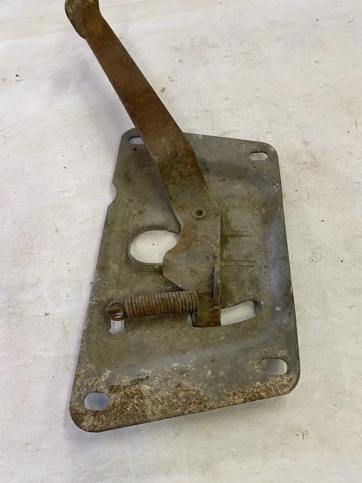 1947 1948 1949 1950 1951 1952 1953 Chevrolet Truck capó pestillo nuevo en stock Foto 4 de 4