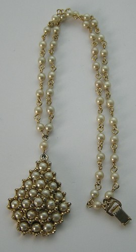 Vintage Pearl House Shape Cluster Gold Tone Pendant on Chain Link Pearl Necklace - Picture 3 of 7