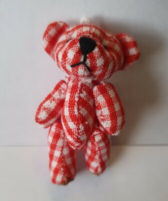 Kleiner Teddybär mit Gelenken rot karierte Ratten Rennmäuse 4,5 cm Länge UK Maßstab 1:12
