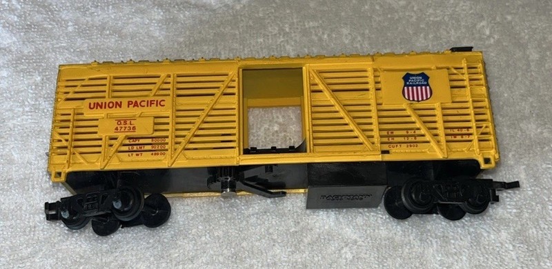 Bachmann HO Union Pacific  #47736 Action Unloading Stock Car