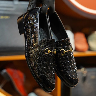Handgefertigte schwarze Herren-Slipper Krokodilleder, formelle elegante Herren-Slipper