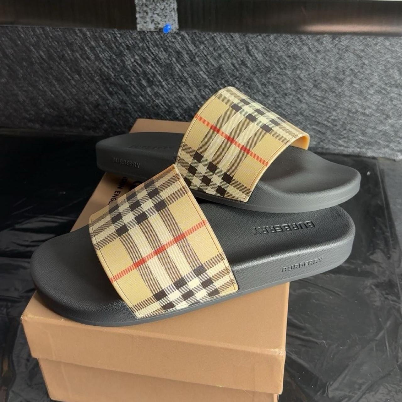 Burberry Men’s Check Slide Sandals US 10 Black Beige Slip-On