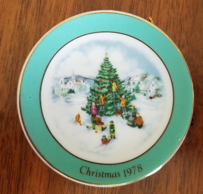 C1989 AVON Miniature Christmas Plate Collection "1978"