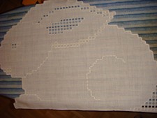 Osterhase Hardanger gestickt Handarbeit Tischset Dekoration creme neu Deckchen