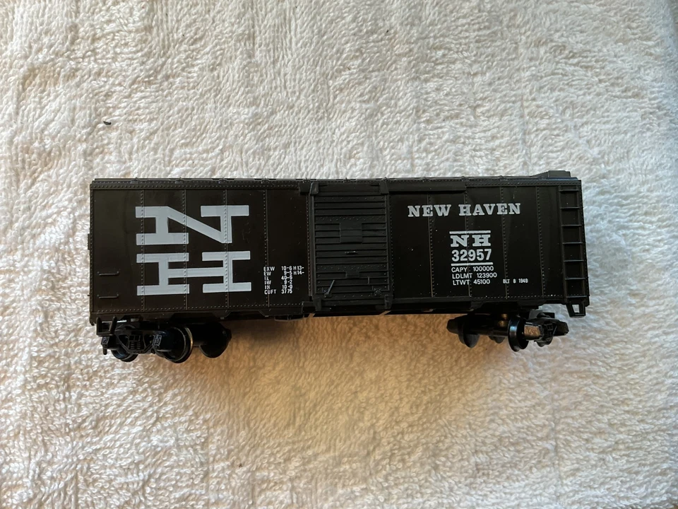 Train Model - HO Scale Model Power 40' New Haven Black Box Car, #32957 - Image 3 of 4