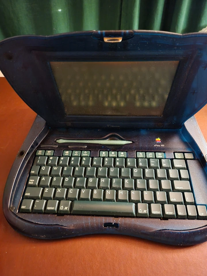 Apple Newton eMate 300 con adaptador de CA - ¡Funciona! Foto 2 de 4