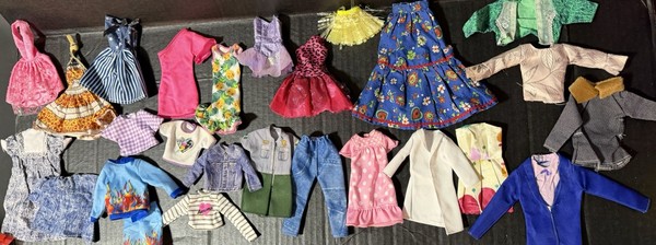 Lote de 26 prendas de Barbie, algunos vestidos vintage, camisones, chaquetas y camisas