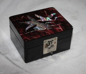 Jewelry box pre-owned, mirror inside, 4x2 1/4x3 1/4 inches, a turtle metal clasp
