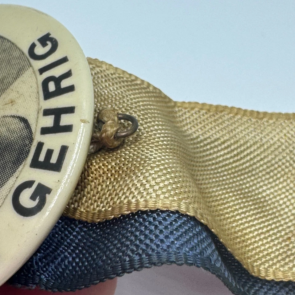 Pinback de los Yankees Lou Gehrig de finales de la década de 1930 con mini botón de cinta de béisbol Foto 3 de 4