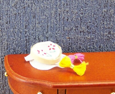 Miniatur Stickzubehör von Creal, für 1:12 Puppenhaus.