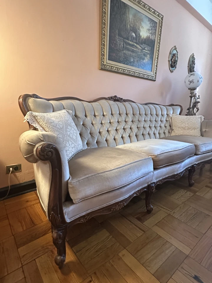 Sofá provincial italiano de madera tallada y tapizado y asiento de amor. Vintage Foto 3 de 3