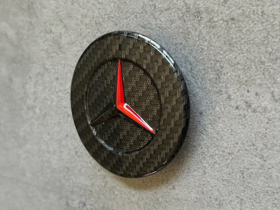 Emblema do capô dianteiro de fibra de carbono vermelho e preto Mercedes-Benz CLA GLA estrela do fabricante - Imagem 2 de 4