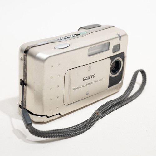Sanyo VPC-X350 1.0mp CCD Digicam Digital Camera AA's 4mb Card - Tested! - Picture 3 of 12