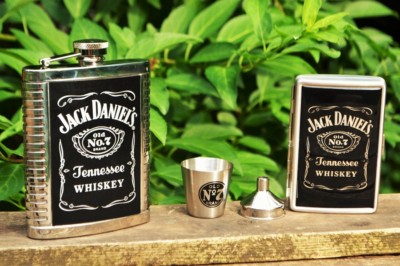 Coffret cadeau Hip Flask avec 2 verres à shot en acier Coffret cadeau Hip Flask avec 2 verres à shot en acier