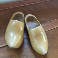 Pair of Carved Wood Wooden Dutch Shoes   6.5 x 3 x 2.5 inches   GOOD condition  