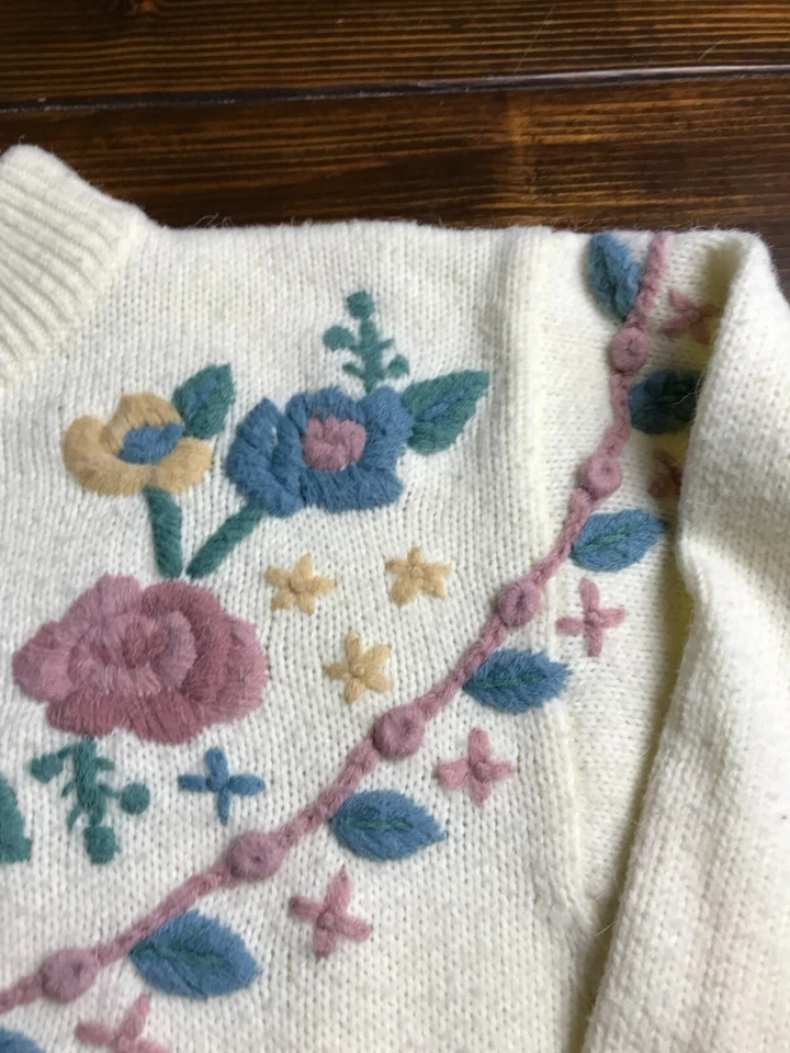 Suéter Crystal Kobe, Para Mujer Talla Grande, Crema, Bordado, Floral, Pullover Foto 3 de 4