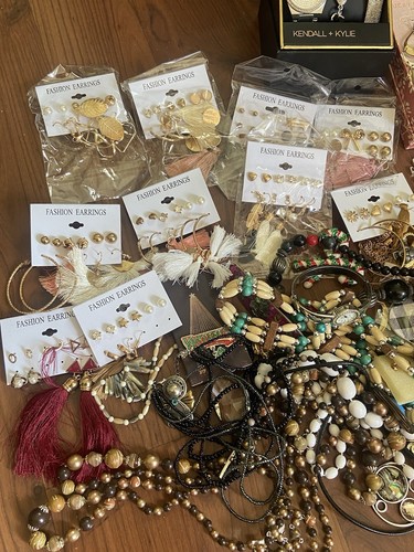 Vintage Schmuckkästchen Nachlass Konvolut gemischt Uhren, Halskette, Ohrringe, Pins