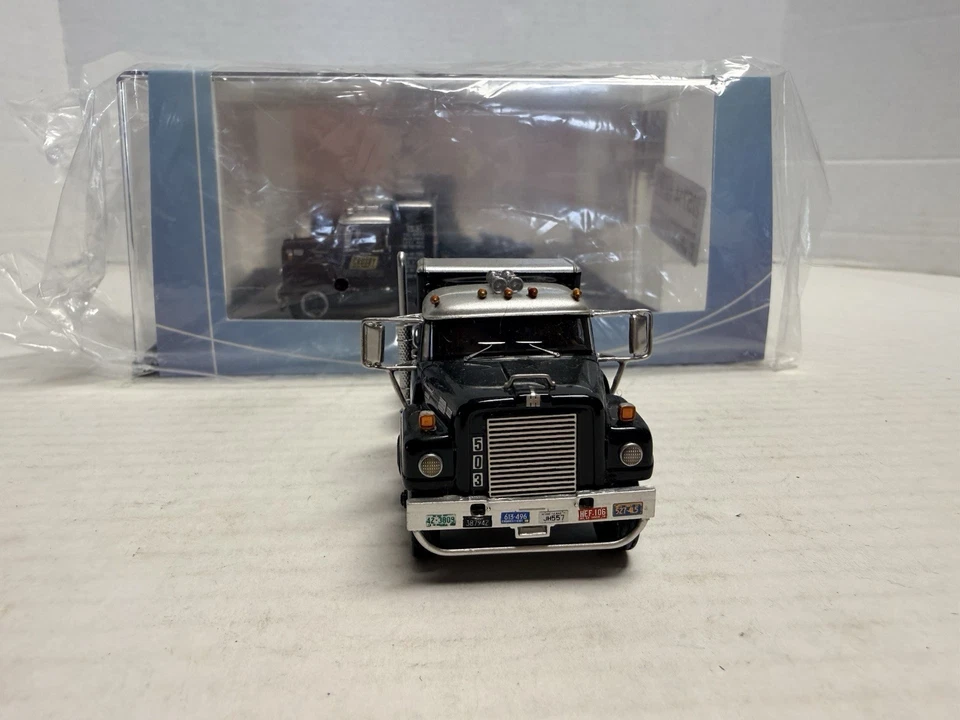 Neo Scale Models 1/64 Scale International Fleetstar F 2000 D Tractor - Image 4 of 4