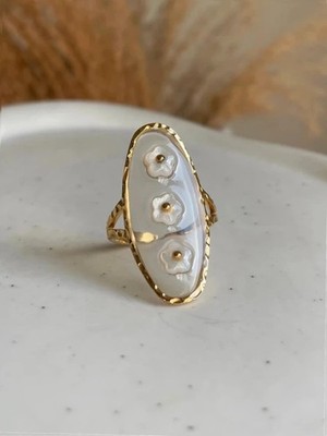 Vergoldete weiße Blumenform Floral Boho Blütenblatt Statement Harz Handarbeit Ring