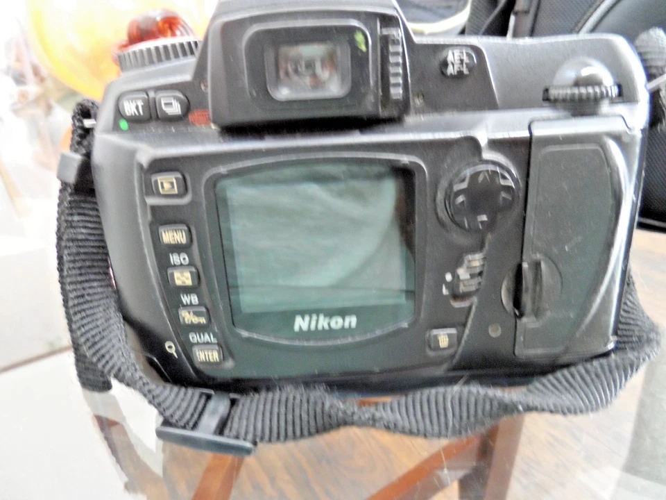 PAQUETE DE CÁMARA DIGITAL DE TRABAJO NIKON D70 SLR LENTE DE 6,3 MEGAPÍXELES DORADA DX 18-70 Foto 3 de 4