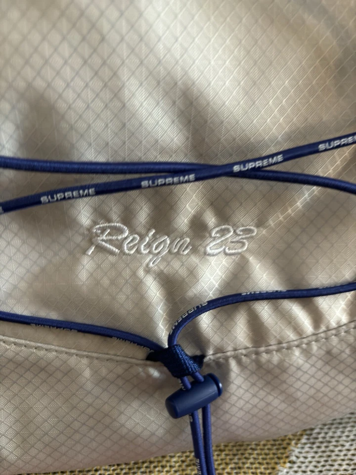 Mochila Supreme SS22 Reign 23 plateada Foto 4 de 4