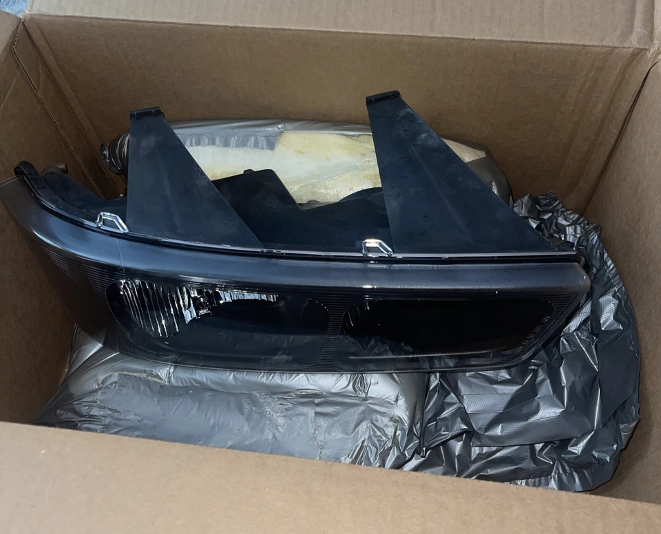 03-22 雪佛兰 Express/GMC Savana Van 黑色 15879433 通用原始设备制造商全新正品车头灯 — 第 2/3 张图片