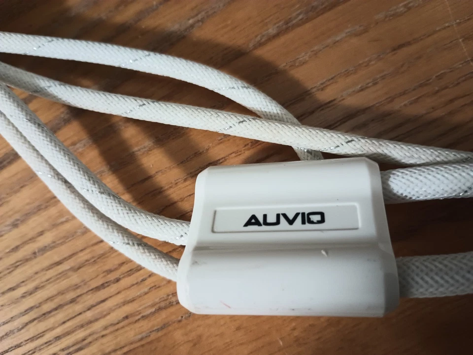 AUVIO 1/8" 3.5 Auxiliar Estéreo Cable Malla Trenzada Cala - BLANCO Foto 3 de 4