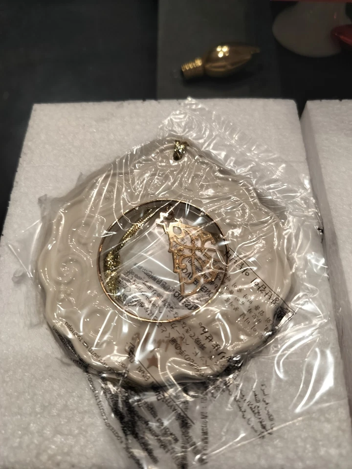 ¡De colección! Lenox Nuevo en Caja Adornos de Navidad de Porcelana; Juego/4; Blanco Cremoso/Dorado Foto 2 de 4