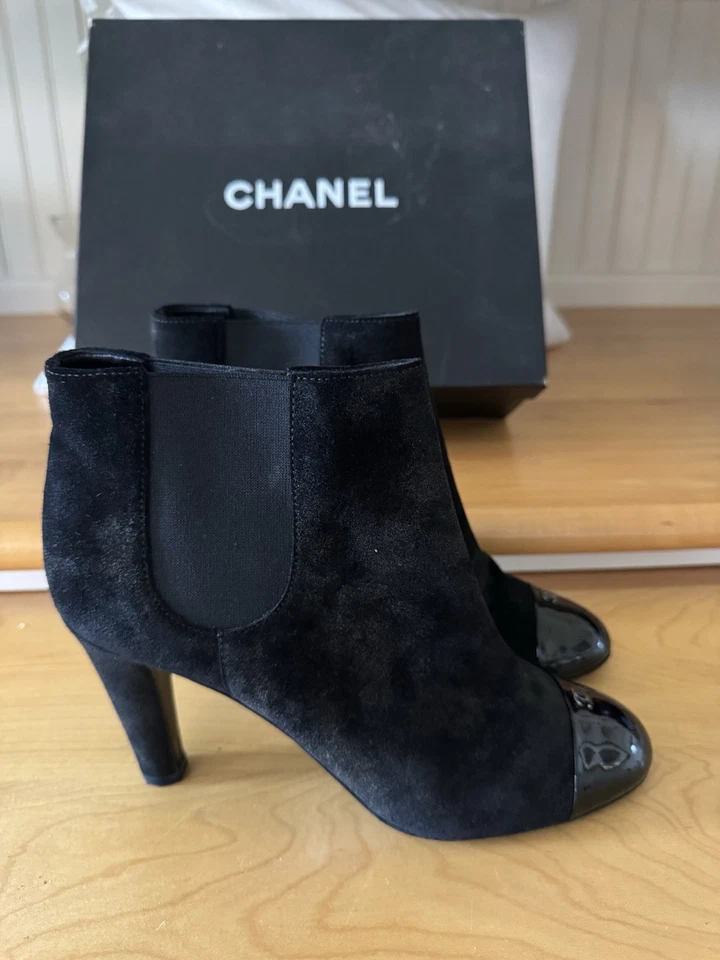 香奈儿 G28459Y05930 短黑色麂皮绒和漆皮短靴 41.5 — 第 2/4 张图片