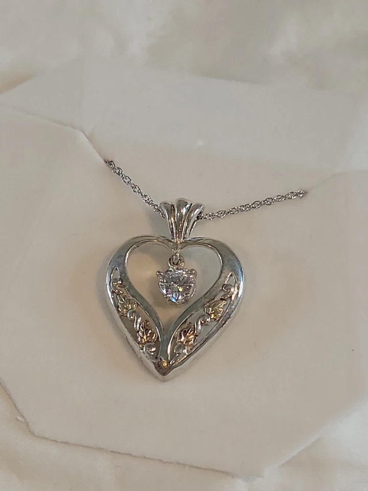 Collar Colgante Corazón Abierto Plata de Ley Chapado en Oro 12kt Black Hills Foto 2 de 4