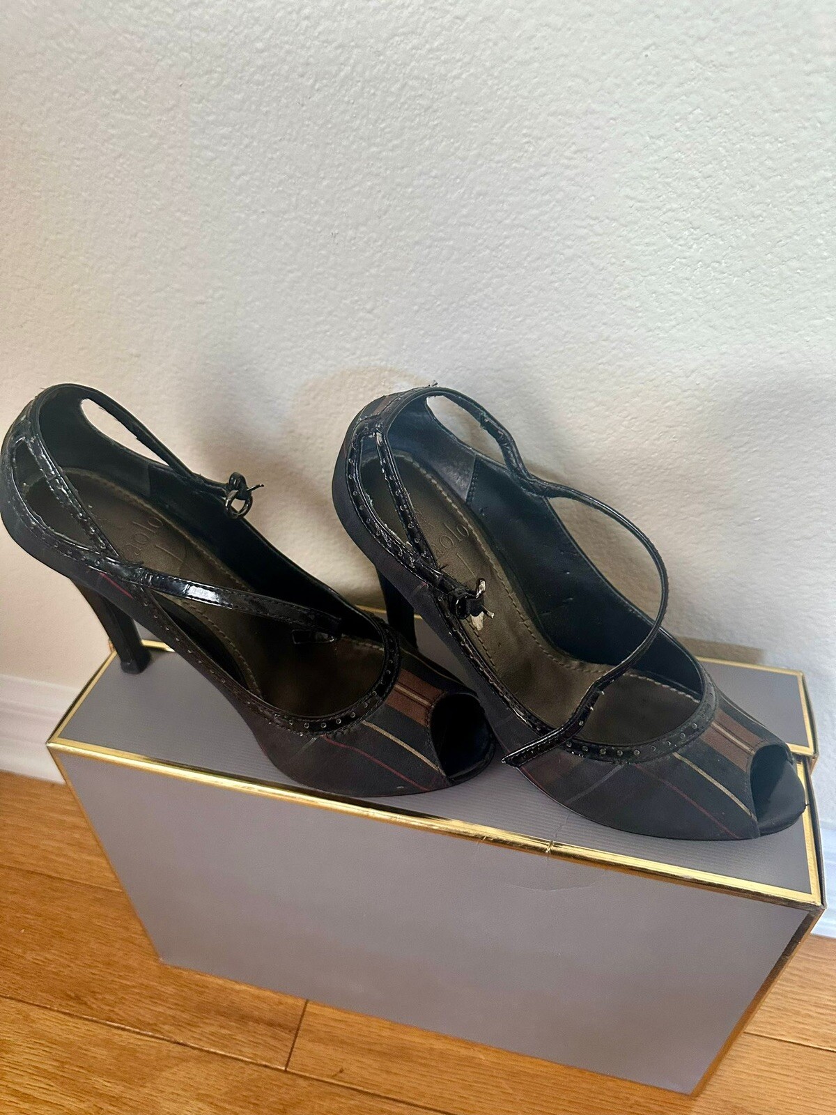 Linea Paolo Size 6 M Open Toe Sandals with Color Stripes