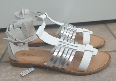 Kickers Sandalen in Echtleder weiß mit silber Gr. 39 NEU